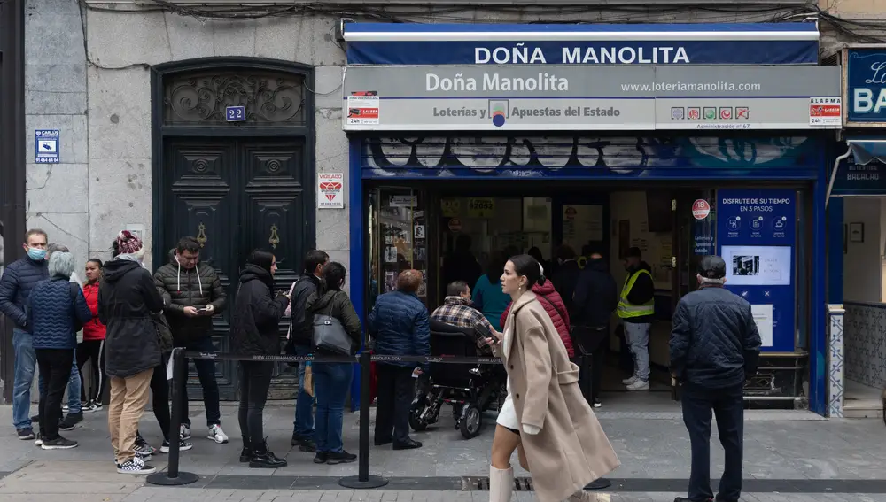 Varias personas en las inmediaciones de la administración de loterías Doña Manolita, la administración que más factura en ventas de boletos de lotería de todo el país | Fuente: Eduardo Parra / Europa Press