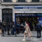 Varias personas en las inmediaciones de la administración de loterías Doña Manolita, la administración que más factura en ventas de boletos de lotería de todo el país | Fuente: Eduardo Parra / Europa Press