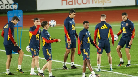 Ansu Fati, rodeados de compañeros en el entrenamiento de Ammán