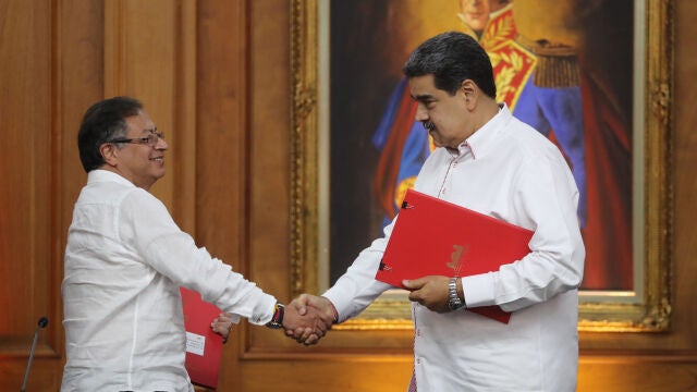 Fotografía de archivo fechada el 1 de noviembre de 2022 del presidente de Colombia, Gustavo Petro (i), mientra saluda al presidente de Venezuela, Nicolás Maduro, en el Palacio de Miraflores, en Caracas