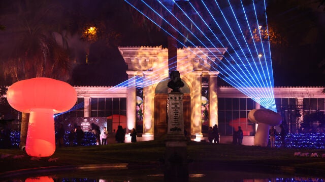 Varias personas disfrutan este lunes de la inauguración del espectáculo de luces "ORIGEN", de Naturaleza Encendida, en el Real Jardín Botánico de Madrid.