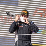 Samy Pineda, piloto del UCAV Racing Engineering, subiendo al segundo cajón del podio