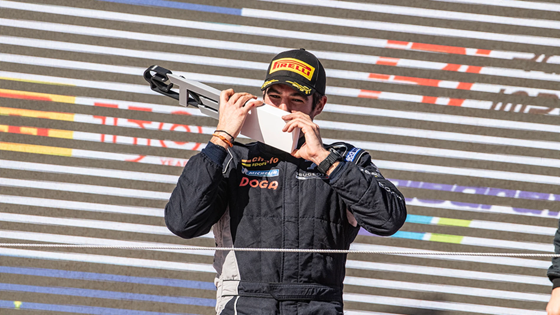 Samy Pineda, piloto del UCAV Racing Engineering, subiendo al segundo cajón del podio