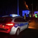 Policías polacos patrullan el pueblo de Przewodow tras la caída de un misil en una granja que provocó la muerte de dos personas