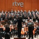 Pablo González dirigiendo la Orquesta Sinfónica de RTVE