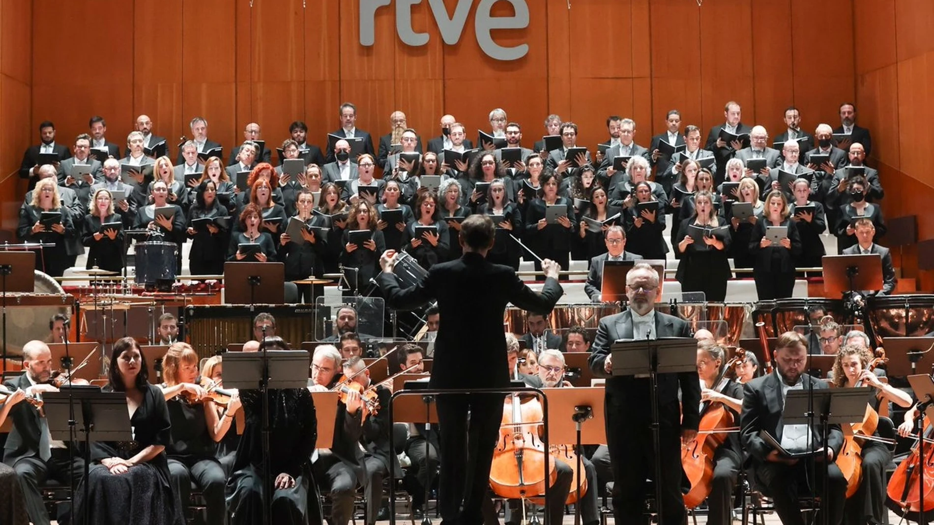 Pablo González dirigiendo la Orquesta Sinfónica de RTVE