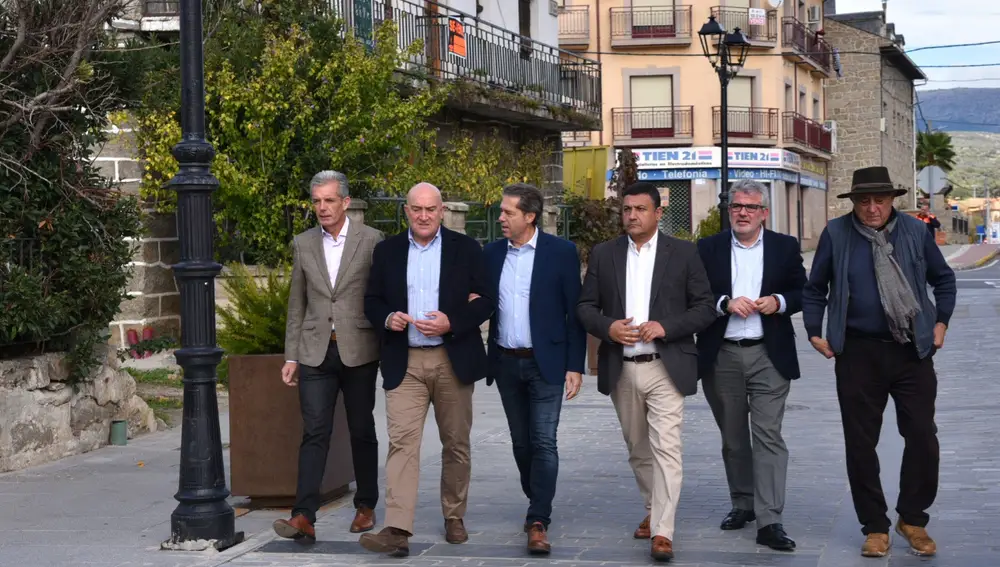 Jesus Julio Carnero visita las obras realizadas en Navaluenga