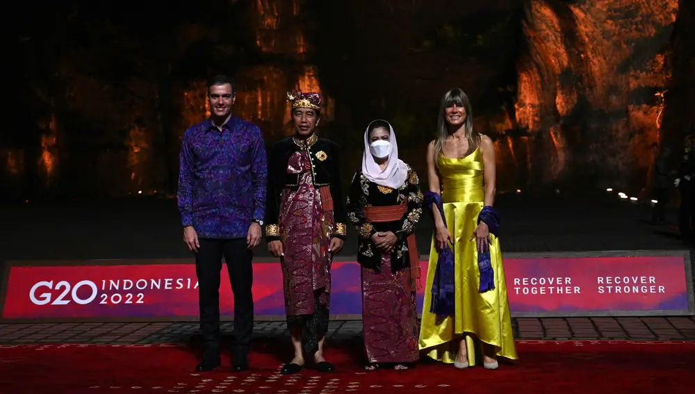 Los líderes del G20 se vistieron con las tradicionales camisas indonesias batik para asistir hoy a una cena de gala en la primera jornada de la cumbre que se celebra en la isla de Bali (Indonesia), a la que acudió el presidente del Gobierno, Pedro Sánchez (i), y su mujer, Begoña Gómez (d).