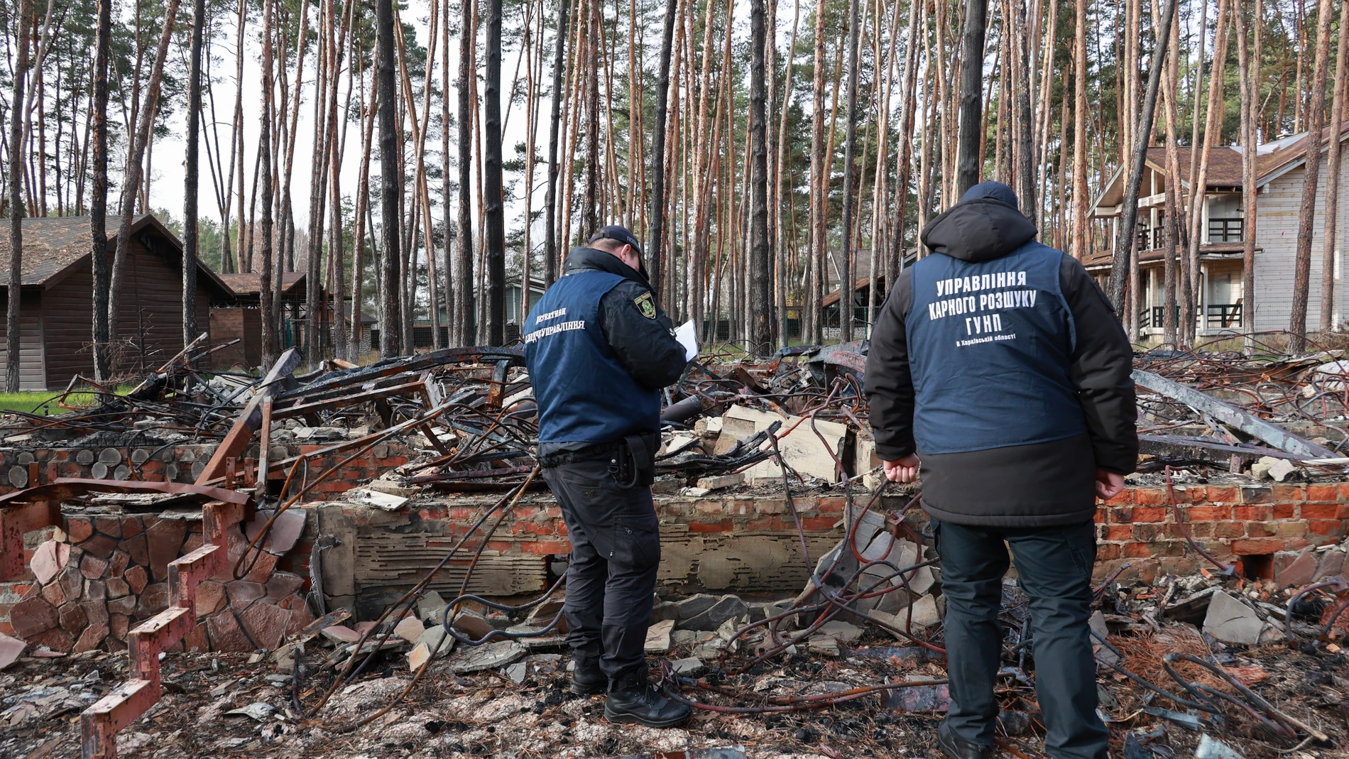 Expertos de la Policía ucraniana investigan el territorio recuperado después de la ocupación rusa en la ciudad de Volchansk
