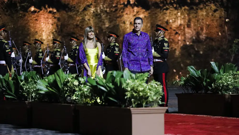 El presidente del Gobierno y su mujer asisten a una cena de gala en el Parque Cultural Garuda Wisnu Kencana, en Bali