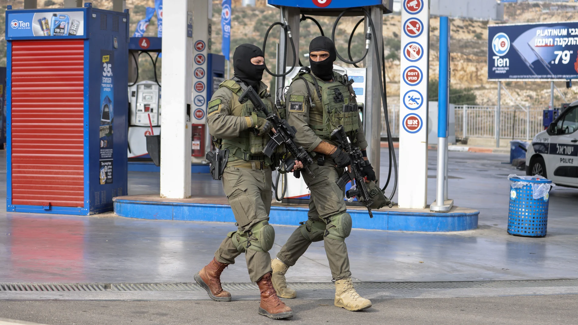Dos efectivos israelíes patrullan la gasolinera en la que se produjo el atropello y apuñalamiento del terrorista palestino este martes