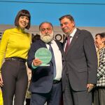 Javier Pérez Andrés recoge el premio junto a los ministros Diana Morant y Luis Planas