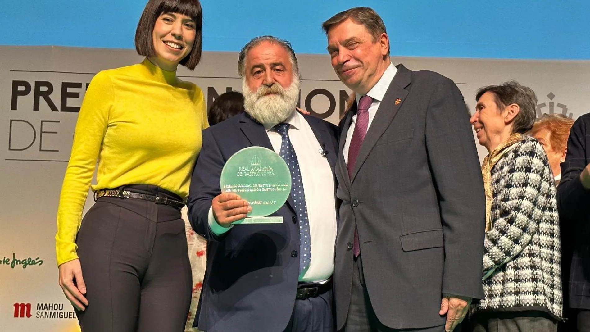 Javier Pérez Andrés recoge el premio junto a los ministros Diana Morant y Luis Planas