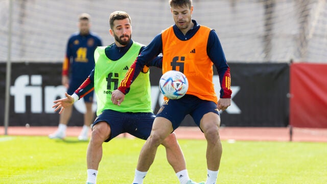 Gayá, en un entrenamiento con Azpilicueta