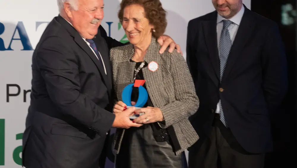 El presidente del Parlamento Andaluz Juan Aguirre (i) entrega el premio Andalucía compromiso con la infancia a la Fundación Andex