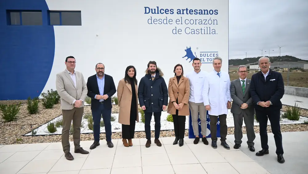 El vicepresidente de la Junta de Castilla y León, Juan García-Gallardo, y el consejero Mariano Veganzones visita la empresa Dulces Galicia, ubicada en la localidad vallisoletana de Tordesillas