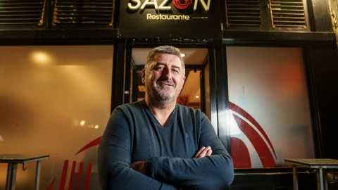 Miguel Bonache, en la puerta de Sazón, en la calle Marqués de Viana