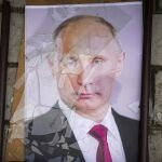 Un retrato del presidente ruso, Vladimir Putin, roto en el suelo cerca de una cárcel de la liberada ciudad de Jersón, Ucrania