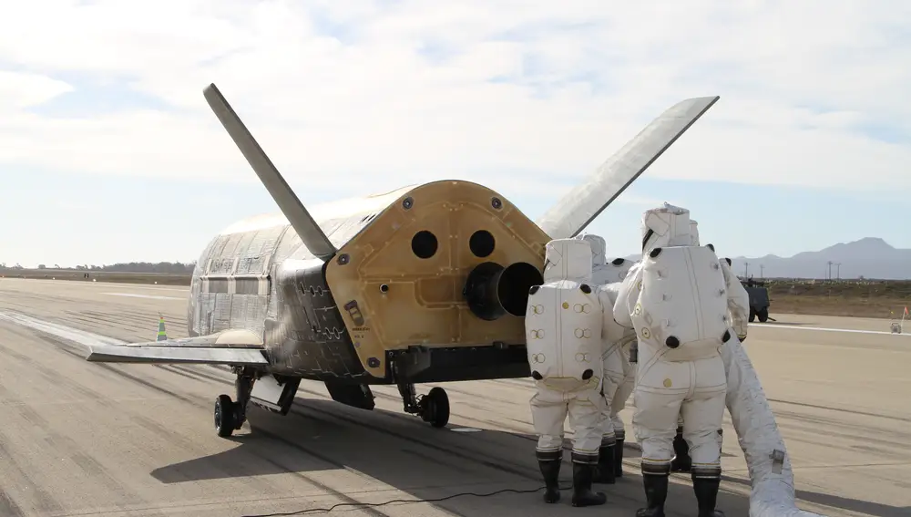 El X-37B en la base aérea Vandenberg después de pasar casi dos años en órbita. (Photo credit: Boeing)