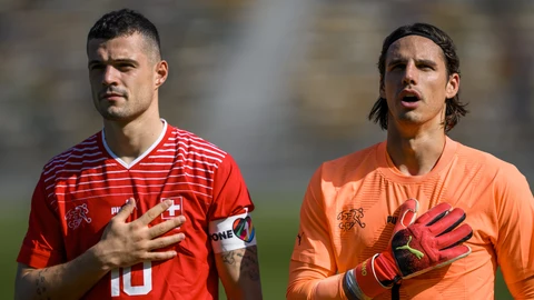 El capitán de Suiza portando el brazalete de OneLove