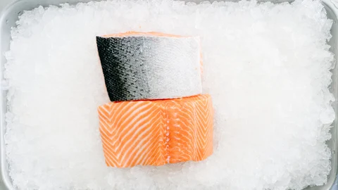 El pescado nunca se puede descongelar a temperatura ambiente | Fuente: Deane Bayas / Pexels
