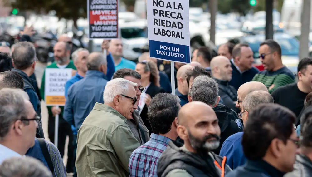 La Asociación Gremial del Taxi de Valencia y la Federación Sindical del Taxi de Valencia y Provincia celebran una manifestación para protestar por la política de la Conselleria de Movilidad