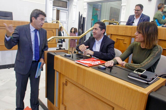 El presidente de la Diputación Provincial de Alicante, Carlos Mazón (i), conversa con el portavoz del grupo socialista, Toni Francés, y la diputada Patricia Maciá.-