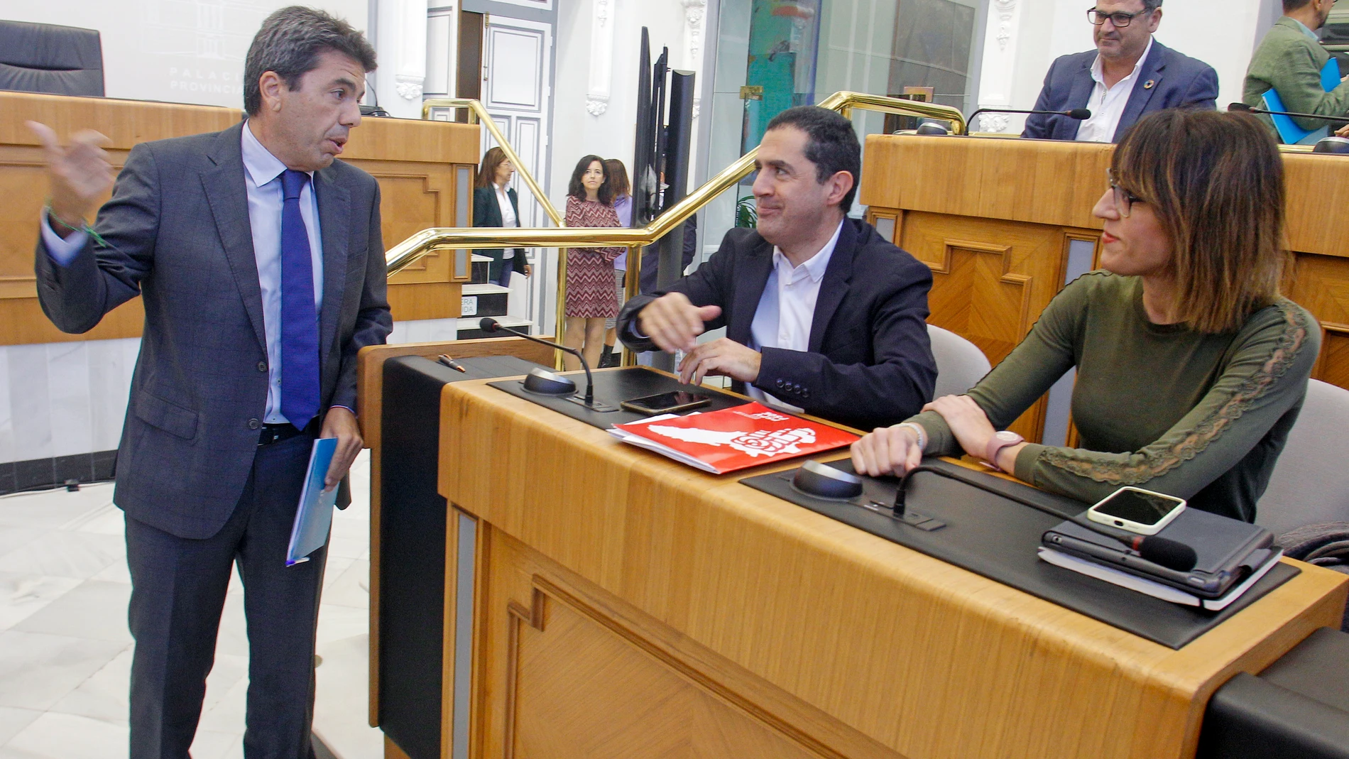 El presidente de la Diputación Provincial de Alicante, Carlos Mazón (i), conversa con el portavoz del grupo socialista, Toni Francés, y la diputada Patricia Maciá.-