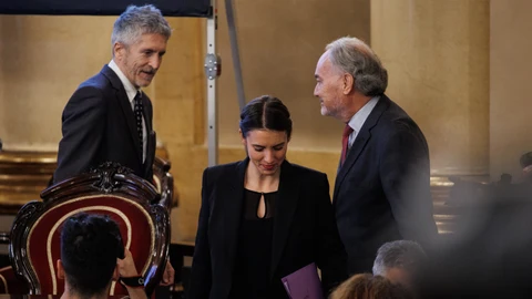 El ministro del Interior, Fernando Grande-Marlaska y la ministra de Igualdad, Irene Montero, a su salida del VIII Congreso del Observatorio contra la Violencia Doméstica y de Género, en el Senado, a 17 de noviembre de 2022, en Madrid (España)