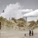 Vista de las chimeneas de los altos hornos de Tata Steel desde la playa en Wijk aan Zee, Países Bajos, el mes pasado