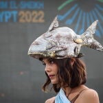 Una de las activistas representa a la "Madre Naturaleza" para llamar la atención sobre la contaminación de los recursos hídricos en todo el mundo en la Conferencia de las Naciones Unidas sobre el Cambio Climático 2022 (COP27), en Sharm El-Sheikh (Egipto)