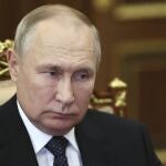 El presidente ruso Vladimir Putin escucha al director del Fondo de Desarrollo Industrial Roman Petrutsa durante una reunión en Moscú