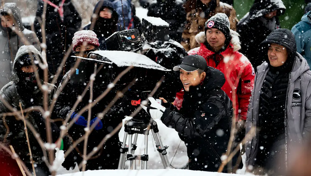 Zhang Yimou, en el centro, durante el rodaje de &quot;Cliff Walkers&quot;