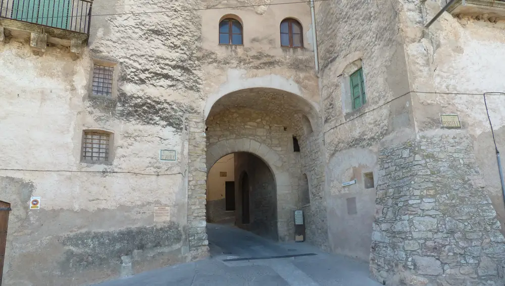 En Tivissa destacan sus murallas y los los portales de entrada al recinto fortificado