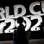 Un niño camina en Doha frente a un cartel del Mundial de Qatar