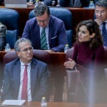 La presidenta de la Comunidad de Madrid, Isabel Díaz Ayuso, interviene durante una sesión plenaria en la Asamblea de Madrid, a 17 de noviembre de 2022, en Madrid (España). El Pleno de la Asamblea de Madrid pone el foco en la sanidad madrileña en plena negociación entre la Comunidad de Madrid y el comité de huelga, quienes tienen convocados paros para médicos de urgencias extrahospitalaria. El martes, 15 de noviembre, la Consejería de Sanidad y el comité acercaron posturas aunque desde el sindicato Amyts, convocante del parón para más de 200 facultativos afectados por la reorganización, se indicó que el acuerdo propuesto estaba "muy alejado". Tras la situación, los grupos parlamentarios de izquierda (Más Madrid, PSOE y Unidas Podemos) y ahan exigido el cese o dimisión del consejero de Sanidad de la Comunidad de Madrid por ‘’el caso que se ha producido con la reorganización de los centros 24 horas y tras la multitudinaria manifestación de