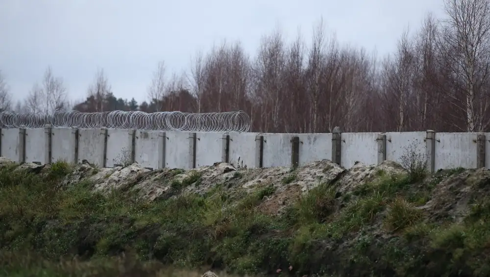 Imagen de la valla instalada por Ucrania en la frontera con Bielorrusia