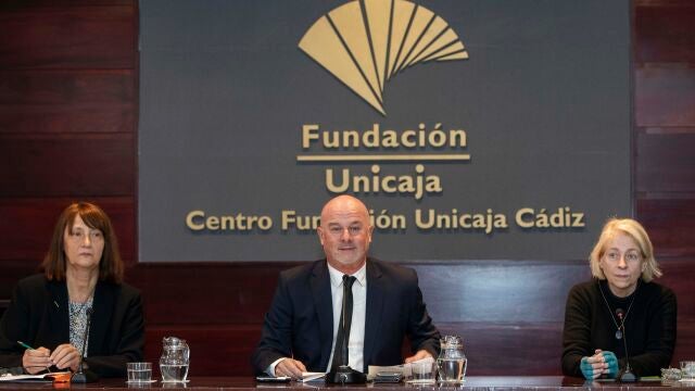 El responsable de Literatura de la Fundación Unicaja, Francisco Cañadas; la directora de Alianza Editorial, Valeria Ciompi, y Juana Salabert, en representación del jurado del Premio Unicaja de Novela 'Fernando Quiñones'UNICAJA17/11/2022