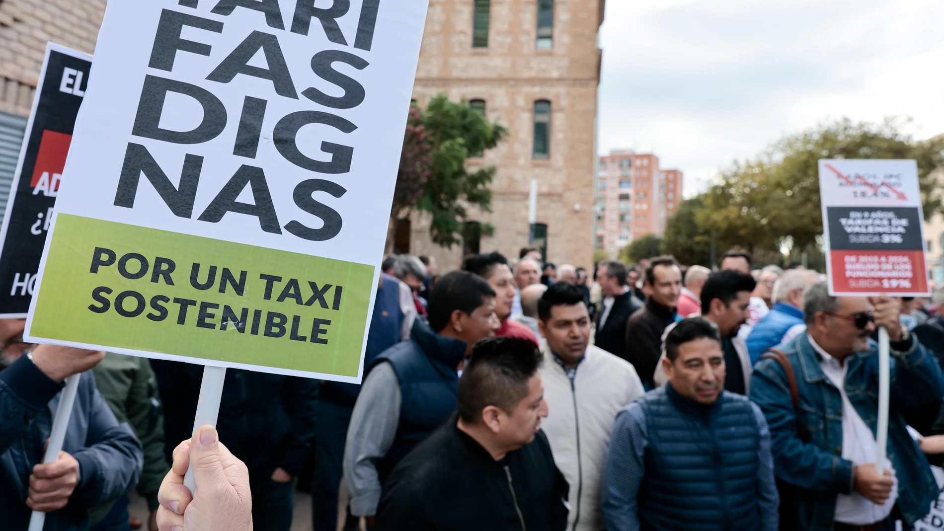La Asociación Gremial del Taxi de Valencia y la Federación Sindical del Taxi de Valencia y Provincia celebran una manifestación para protestar por la política de la Conselleria de Movilidad.