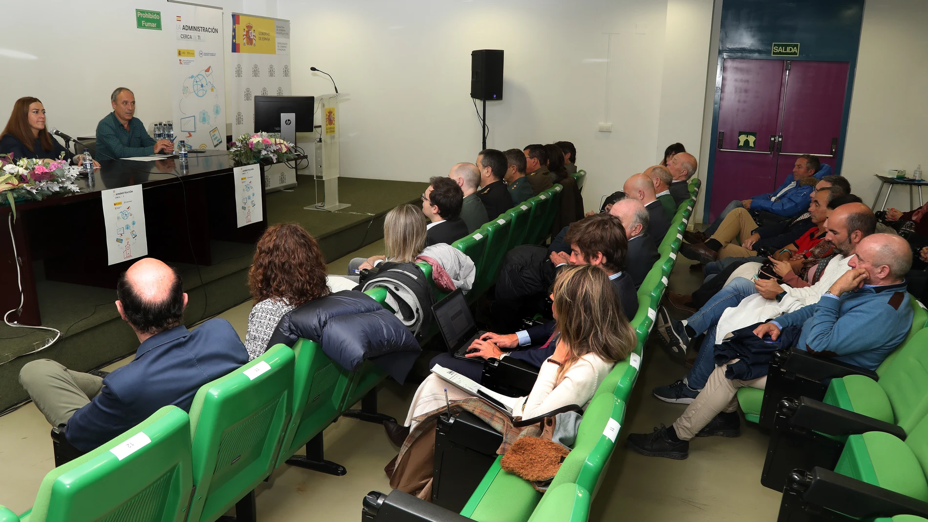 La delegada del Gobierno explica los diferentes servicios que presta el Gobierno de España a los municipios, a los alcaldes de la provincia de Palencia