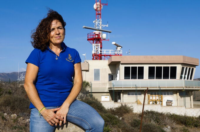 La controladora de Salvamento Marítimo, Azucena López, y sus compañeros, están preocupados por el cierre de su torre de control