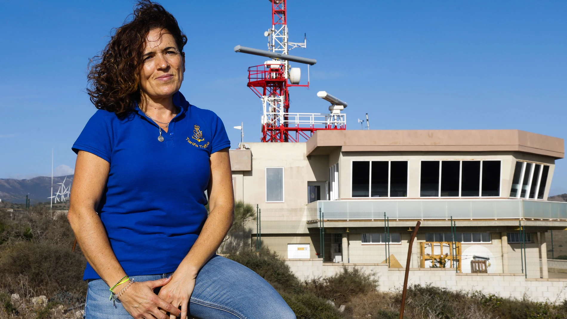 La controladora de Salvamento Marítimo, Azucena López, y sus compañeros, están preocupados por el cierre de su torre de control