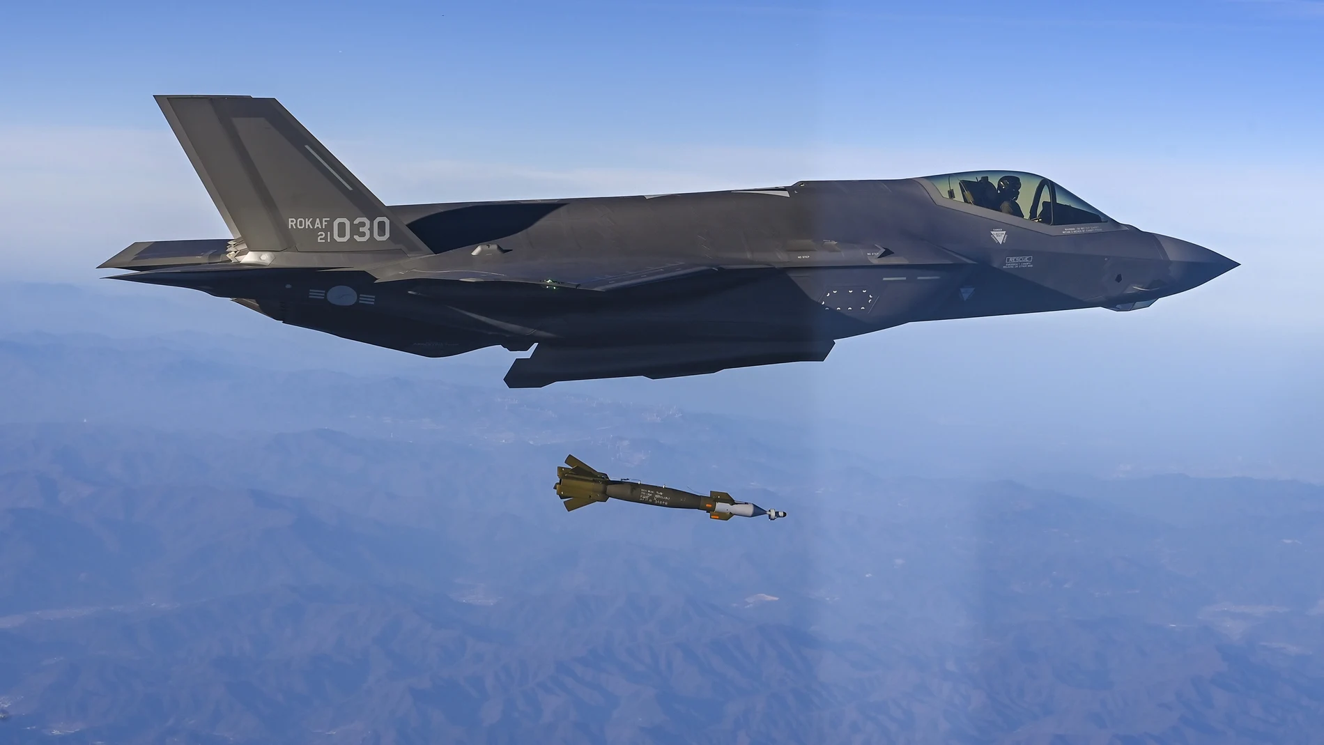 Un caza F-35 de la Fuerza Aérea de Corea del Sur dispara una bomba aérea guiada por láser GBU-12 en un campo de tiro cerca de su frontera terrestre con Corea del Norte