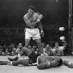 Muhammad Ali tumba a Sonny Liston en mayo de 1965