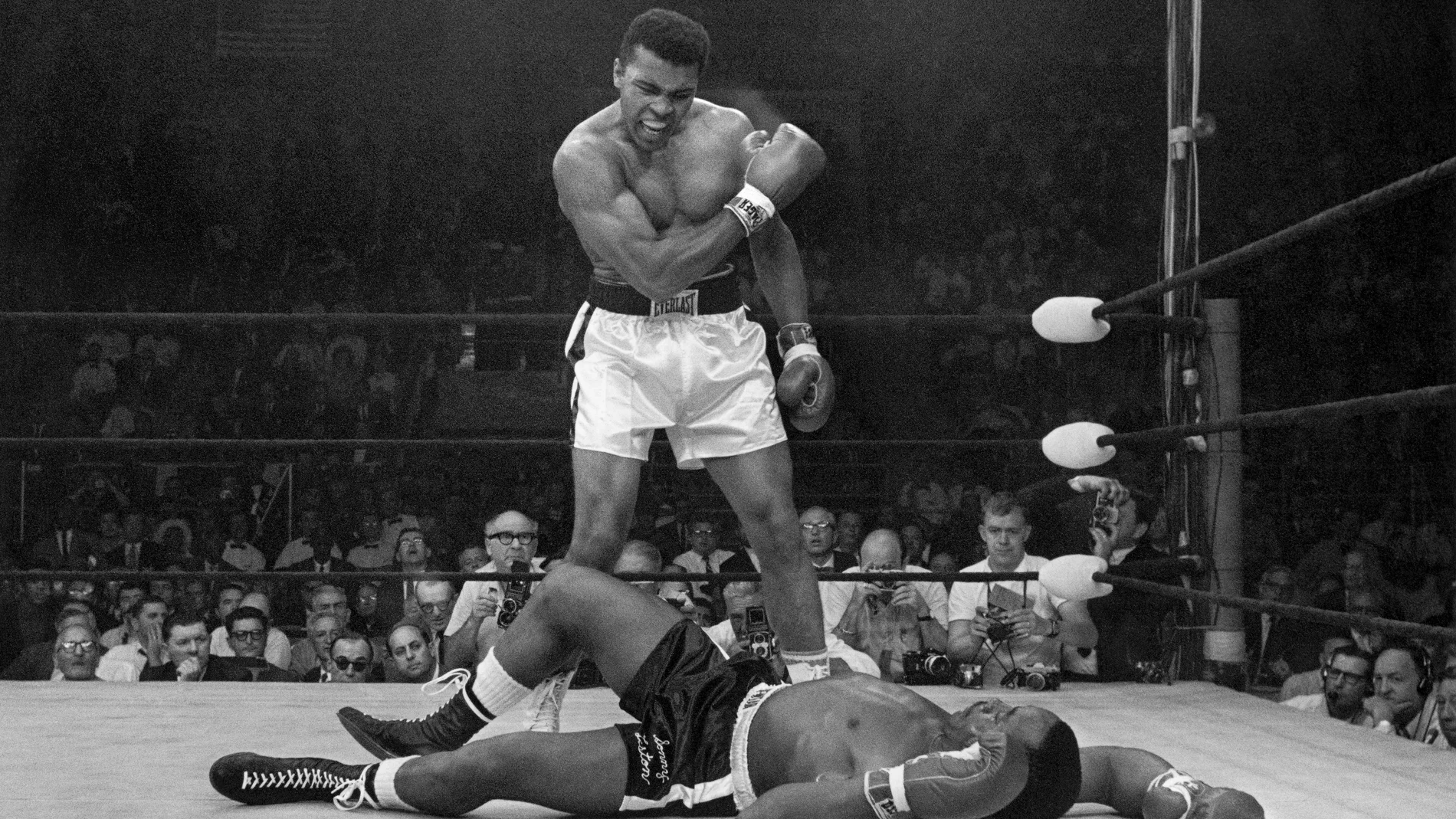 Muhammad Ali tumba a Sonny Liston en mayo de 1965