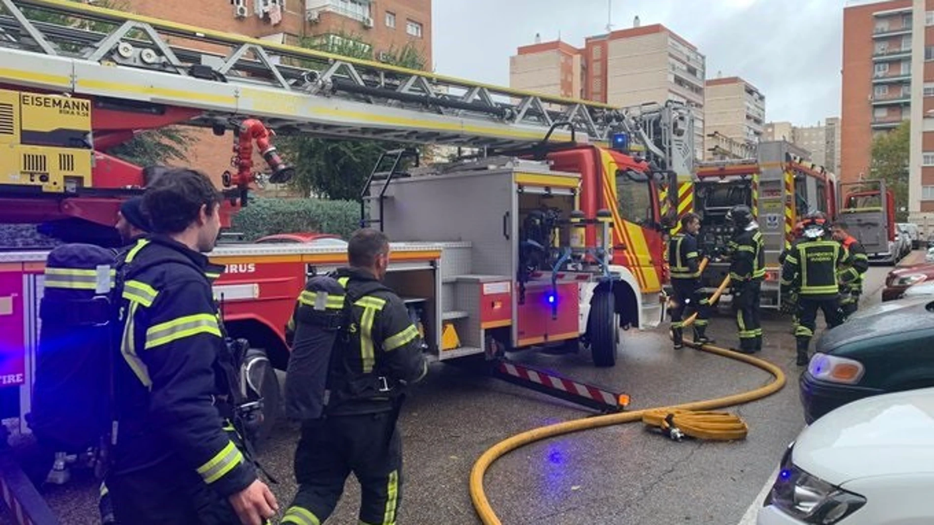 Sofocan un incendio sin heridos con gran carga de humo en un piso de Aluche