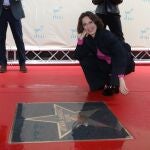 Aitana Sánchez Gijón descubre su estrella en el Paseo de Almería