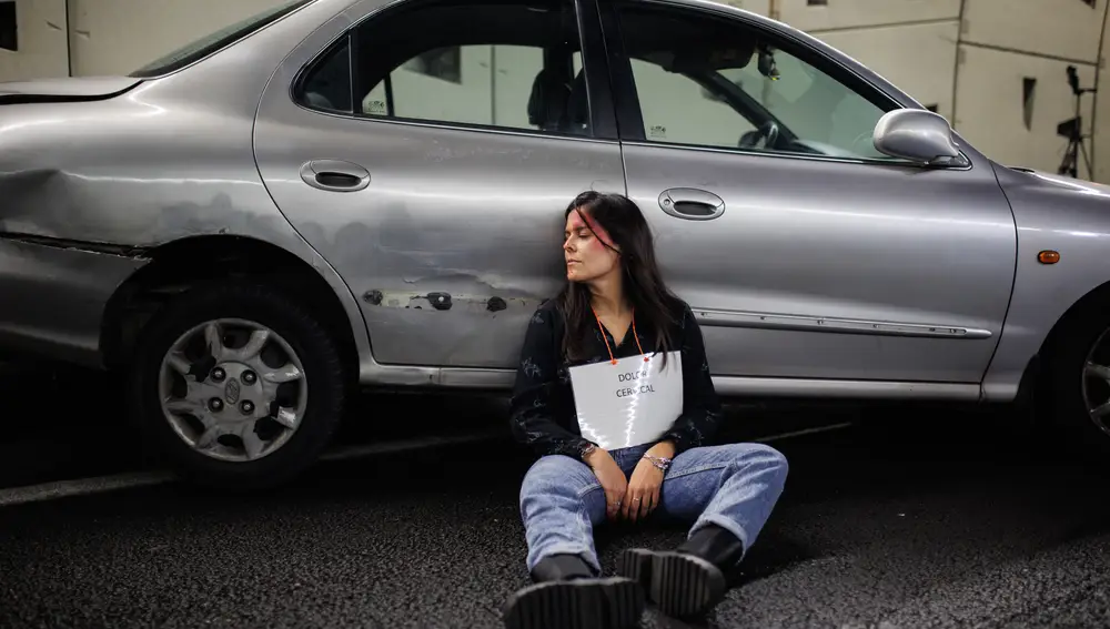 Una chica con una herida en la cabeza durante el simulacro