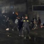 Policías y vecinos alrededor del edificio donde se produjo el trágico incendio en Gaza