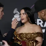 Rosalía en la alfombra roja de los Grammy Latino.
